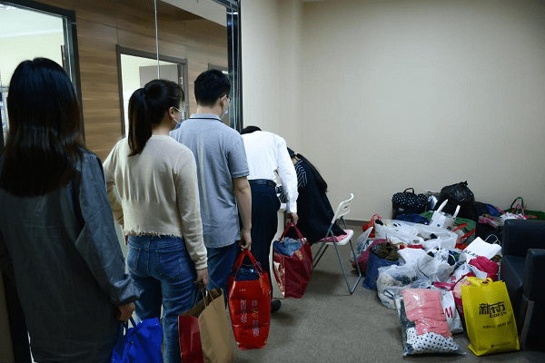 澳思泰黨支部組織開展捐贈衣物活動 澳思泰黨支部組織開展捐贈衣物活動